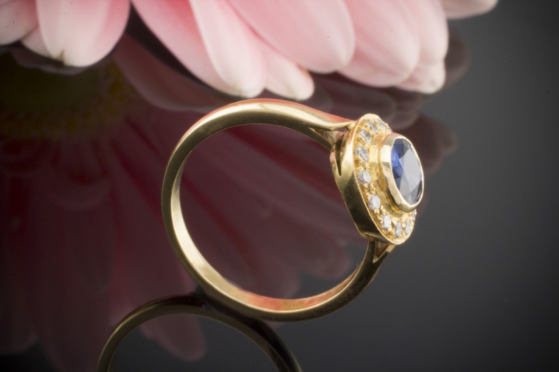 Klassiker Ct Saphir Ring Mit Funkelnden Brillanten In Er Gold