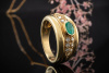 Anschmiegsamer Smaragd Ring mit klassischer Farbe und Brillanten in Gold 