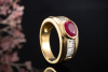 Ring mit Rubin Oval und Baguette Diamanten Goldschmiedearbeit 750er Gold 