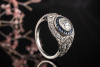 Art Deco Ring mit Diamanten und Saphir Kranz Platin Goldschmiedearbeit 