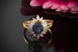 Klassiker! Farbintensiver SAPHIR Ring mit Trapez & Navette Diamanten in 750er Gold