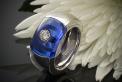 CADEAUX Designer Ring blau mit Solitär BRILLANT in 750er Weißgold 