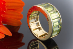 Moderner Designer Ring in 750er Gelbgold mit Peridot im Baguette Schliff