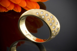 Ring mit Diamanten seitliches Feuer in 750er Gelbgold Goldschmiedearbeit