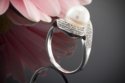Perlenring 585er Weißgold Ring mit Zuchtperle und funkelnden Diamanten