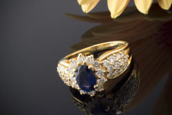 Luxuriöse Goldschmiedearbeit Saphir Ring mit feurigen Brillanten 750er Gold