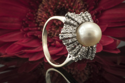Weißgold 750 Ring mit Zuchtperle wunderschönes Lüster und Diamanten