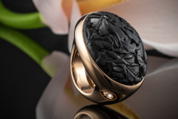 Pomellato Victoria Ring mit Gagat geschnitzt und Diamant in Rotgold 750