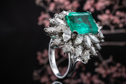 Smaragd Traum Ring mit Diamanten in 750er Weißgold Goldschmiedearbeit