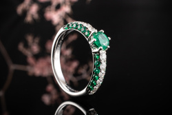Smaragd Ring Rundschliff Grün Weiß mit Diamanten Brillanten Weißgold 750