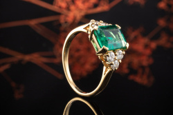 Ring Smaragd im Emerald Schliff und Diamanten Brillanten in Gelbgold 750