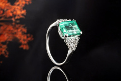 Smaragd Ring Emerald Cut mit Diamanten Brillanten seitlich Weißgold 750