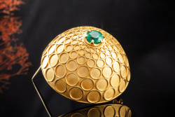 Elisabeth Treskow Brosche mit Smaragd Goldschmiedekunst in Gelbgold 750