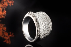 Breiter Diamant Ring mit Brillanten oben und seitlich in 750er Weißgold