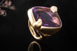 Pomellato Ring Ritratto Maxi mit Amethyst Lila Diamanten in Gelbgold 750