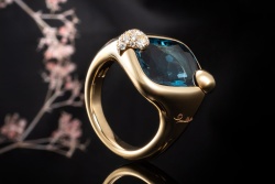 Pomellato Ring Ritratto Small London Topas Blau Diamanten in 750er Gold