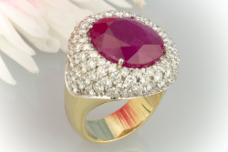 Imposanter Rubin in Ring mit Diamanten Brillanten VSI in 750er Gelbgold