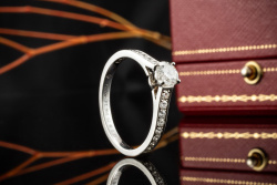 Cartier Solitär Ring 1895 0,33 Ct VS1 mit seitlichen Diamanten in Platin