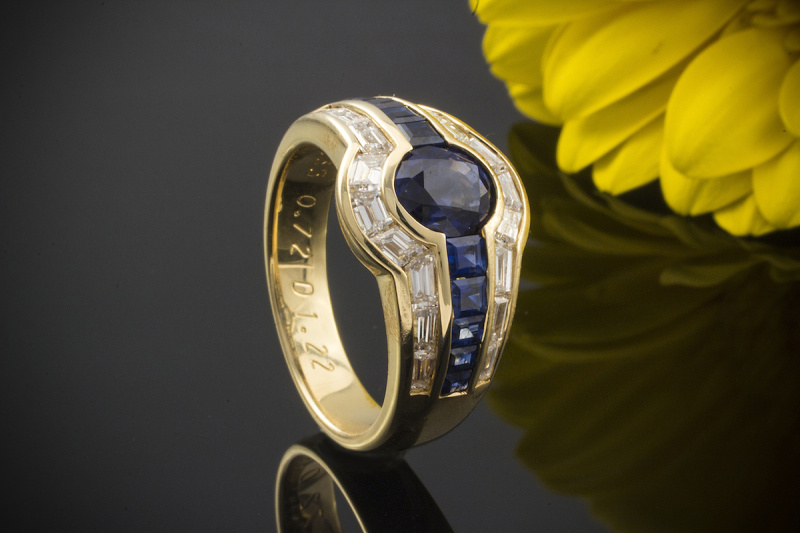 Goldschmiedearbeit Ring mit perfekten SAPHIREN & DIAMANTEN in 750er Gelbgold 