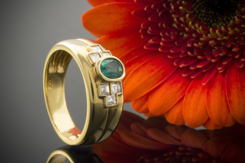 Smaragd Ring mit Carré Diamanten in 750er Gelbgold 