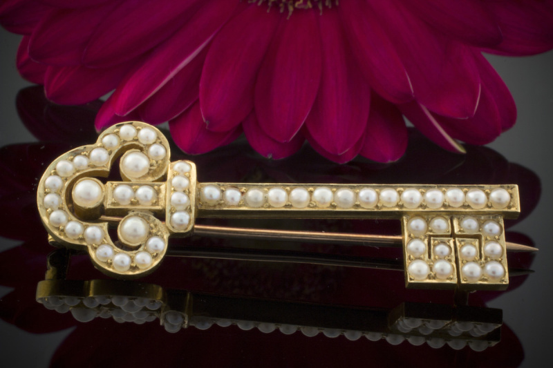 Alte Brosche Nadel Schlüssel mit Perlen in 585er Gelbgold 