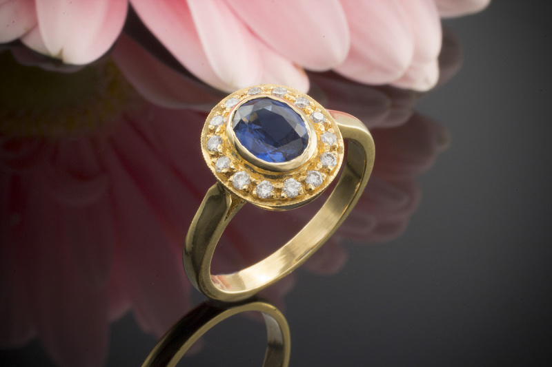 Klassiker 1 Ct. Saphir Ring mit funkelnden Brillanten in 750er Gelbgold 