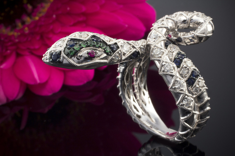 Exklusiver Luxus Ring Schlange Brillanten Saphir Rubin Tsavorit Weißgold 750  