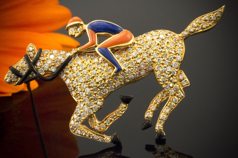 Rennpferd Brosche Jockey auf Galopper mit Brillanten Lapis Koralle 750er Gold 
