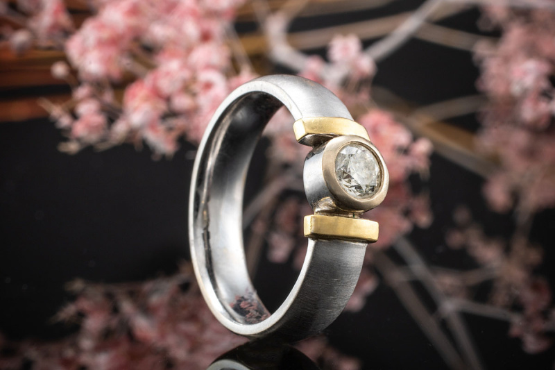 Mattierter Weißgold Solitär Ring Brillant getönt mit Gold Stegen Bicolor 