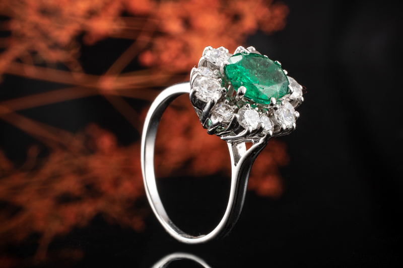 Ring mit Traum Smaragd und feurigen Diamanten Brillanten in Weißgold 750 