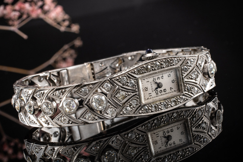 Antike Damen Armbanduhr mit übbigem Diamantbesatz in 950er Platin Arbeit 