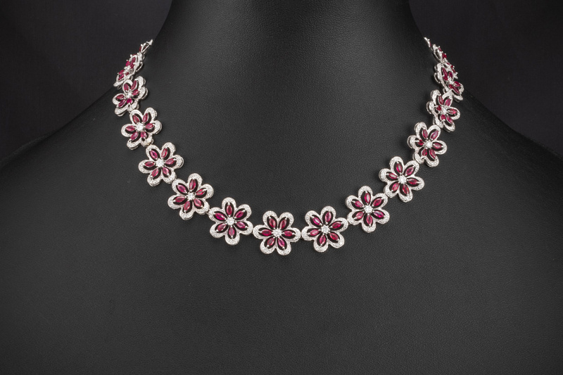 Blumen Collier Kette Rubine und Diamanten detailverliebt in Weißgold 750 