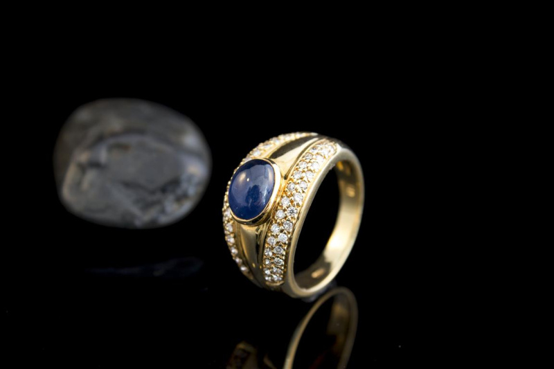 Ring mit Saphir Cabochon Blau und Diamanten in 750er Gelbgold Arbeit 