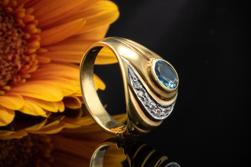 Aquamarin Ring Blaue Faszination in 585er Gelbgold mit Diamanten 