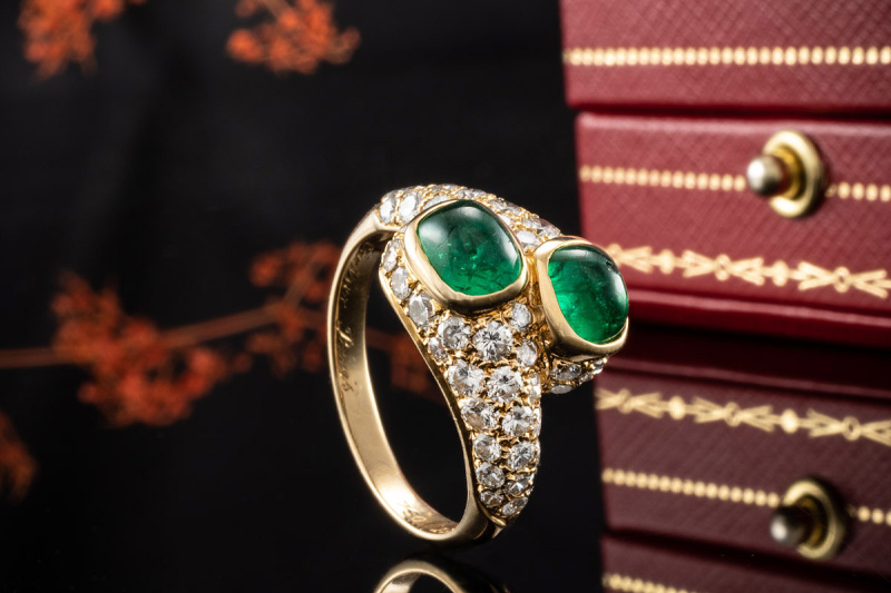 Cartier Ring Toi et Moi mit Smaragd Cabochons und Diamanten in Gelbgold 