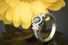 Saphir Ring mit gelben Brillanten und Carré Diamanten in 950er Platin Arbeit 