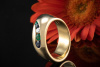 Schwungvolles Ring Design mit Saphir Smaragd und Brillant in Gelbgold 