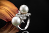 Schimmernder Perlenring mit Brillanten und Navette Diamanten in Weißgold 