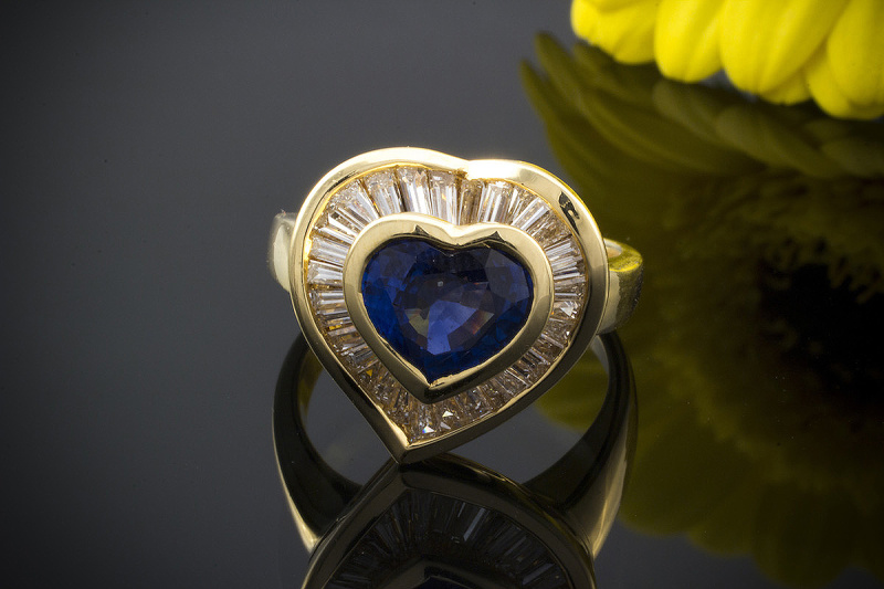 HANS DIETER KRIEGER HERZ Ring mit Saphir im Herzschliff und Diamanten 750er Gold 