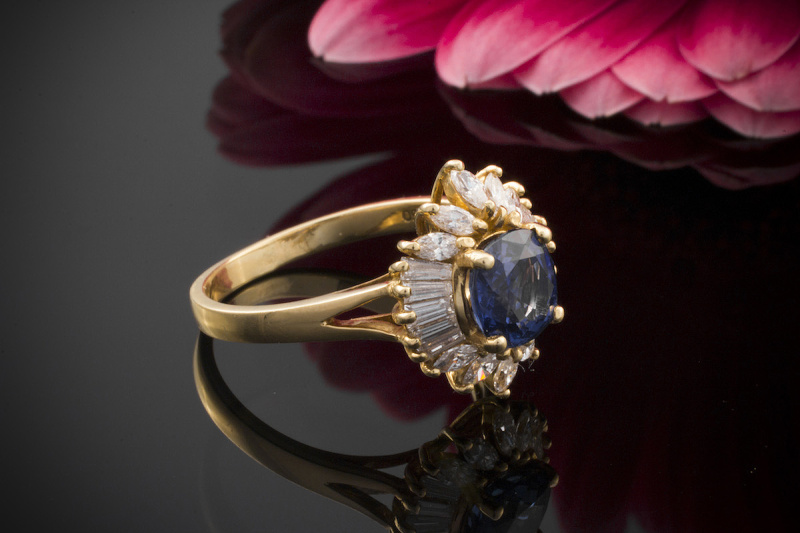 Klassiker! Farbintensiver SAPHIR Ring mit Trapez & Navette Diamanten in 750er Gold 