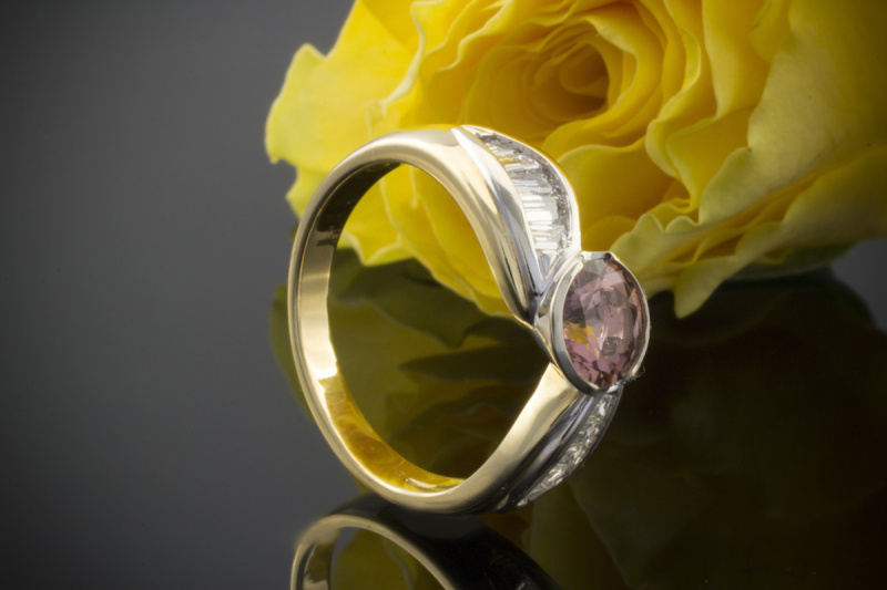 Modischer Bicolor Ring mit Pink Turmalin Baguette Diamanten 750er Gold 
