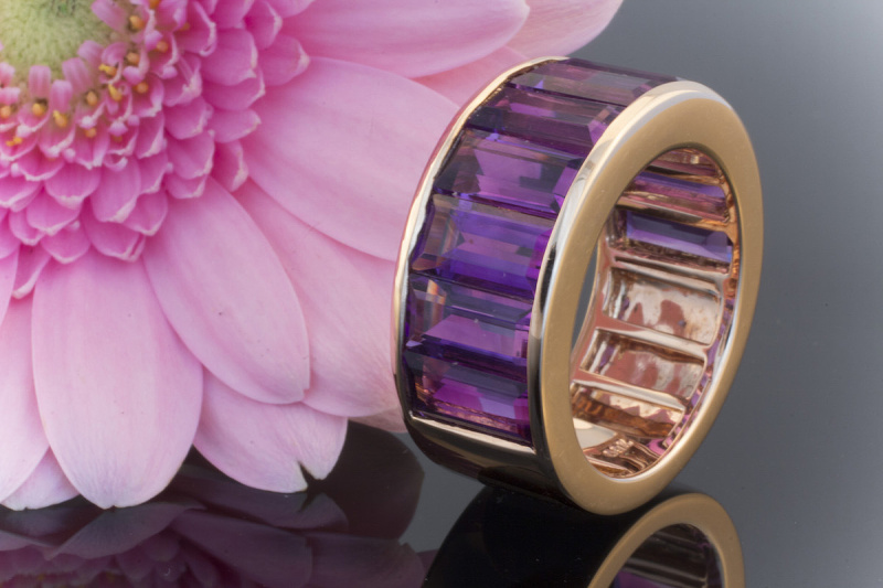 Moderner Designer Ring in 750er Rotgold mit Amethyst im Baguette Schliff 