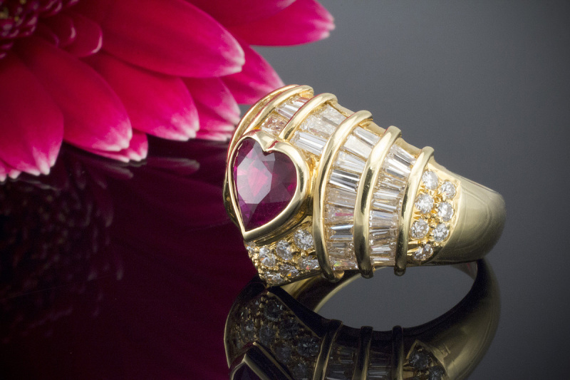 Herz Rubin Ring mit Diamanten Goldschmiedearbeit in 750er Gelbgold 