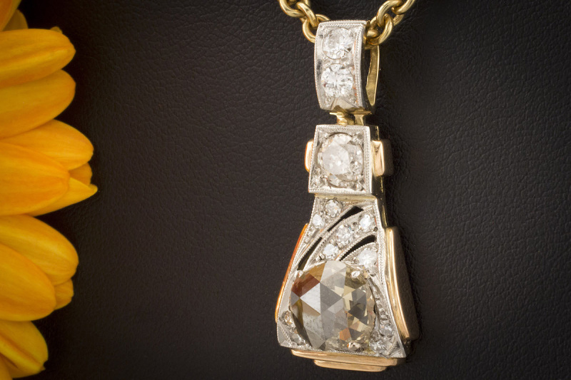 Antiker Anhänger der Kriegerin mit beeindruckenden Diamanten in 750er Gold 