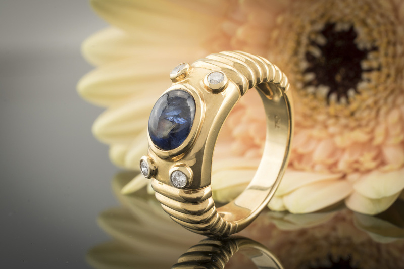 Traumhafter Saphir Cabochon Ring Prächtig modern mit Brillanten in 750er Gold 