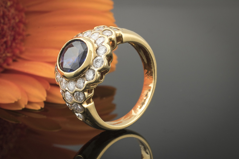 Royaler Saphir Ring mit Top Brillanten rund gesetzt in 750er Gelbgold 