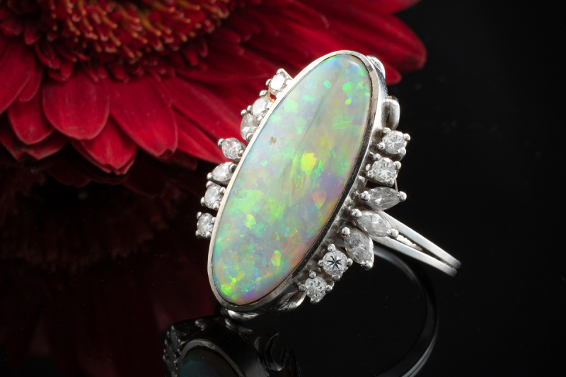 Traumhafter Opal mit Navette Diamanten und Brillanten in Weißgold 750 