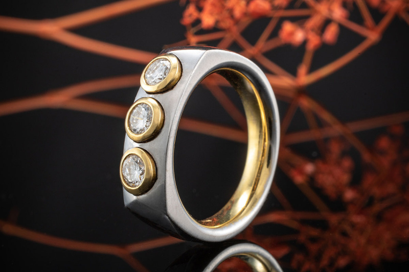 Massiver Ring mit drei Top Brillanten Weißgold 750 mit Gelbgold Fassung 