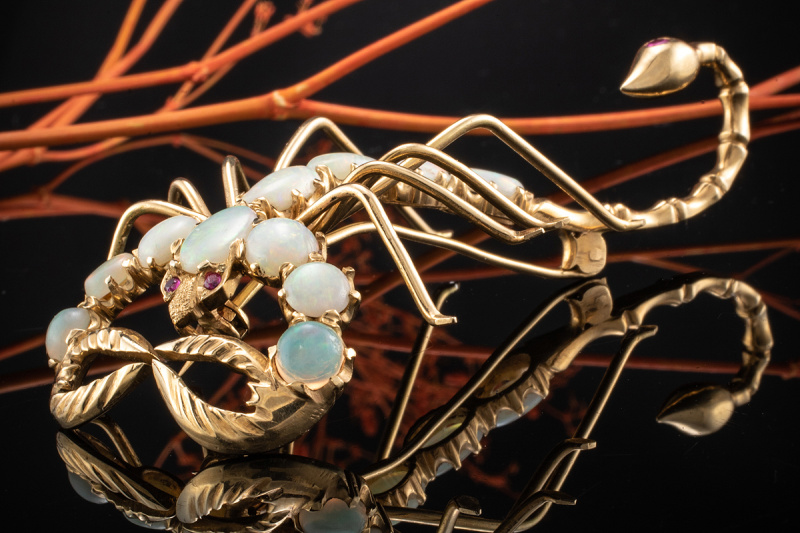 Großer Skorpion Brosche Anhänger Nadel mit Opal und Rubin 750er Gelbgold 