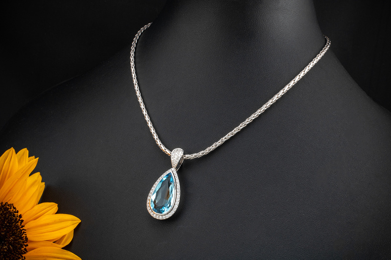 Luxus Tropfen Collier Traumhafter Aquamarin mit Brillanten Weißgold 750 